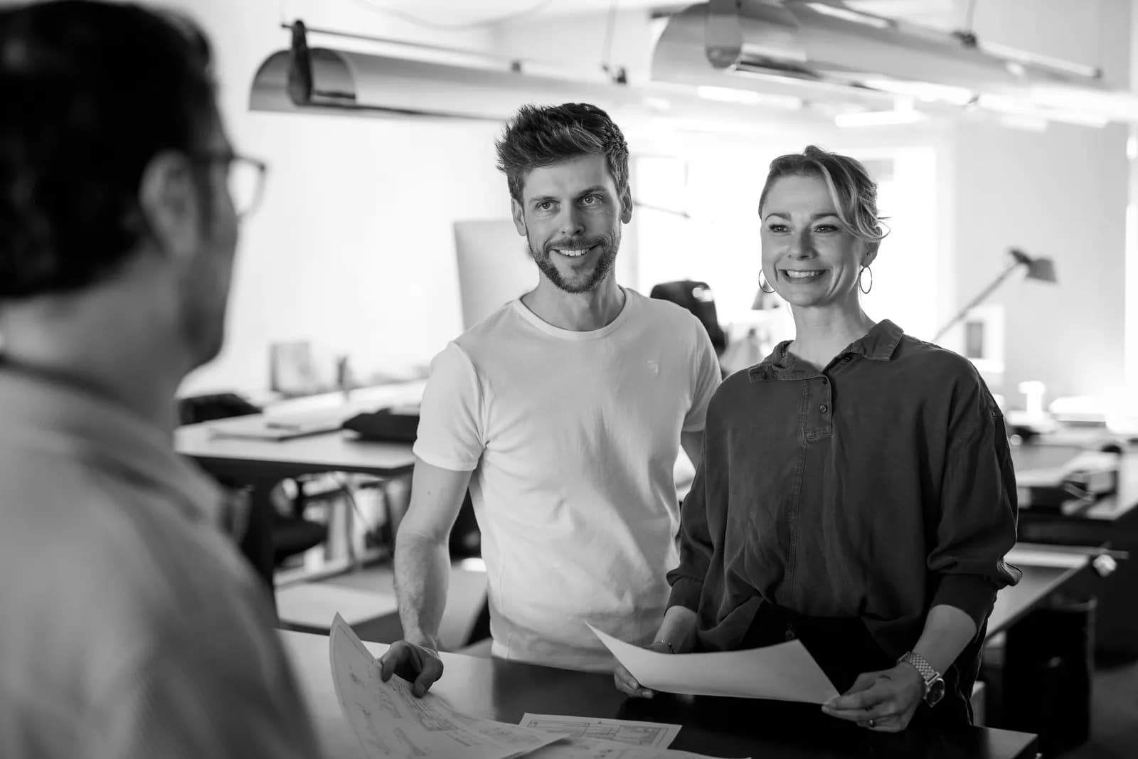 Gründer und Team von PostBee im Gespräch am Arbeitsplatz